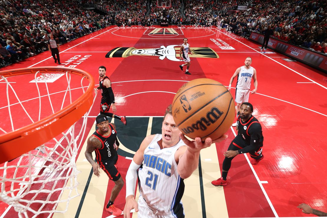 NBA球员在比赛中展示精湛球技